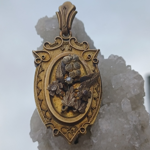 Jewelry - Antique showstopper!!! This amazing antique locket is so beautiful!